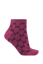 Load image into Gallery viewer, Gucci Ankle Socks in Fuschia Lamé Interlocking GG Black