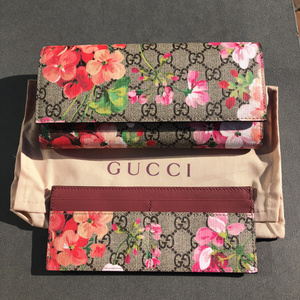 Gucci GG Supreme Blooms Continental Wallet with Card Holder in Red