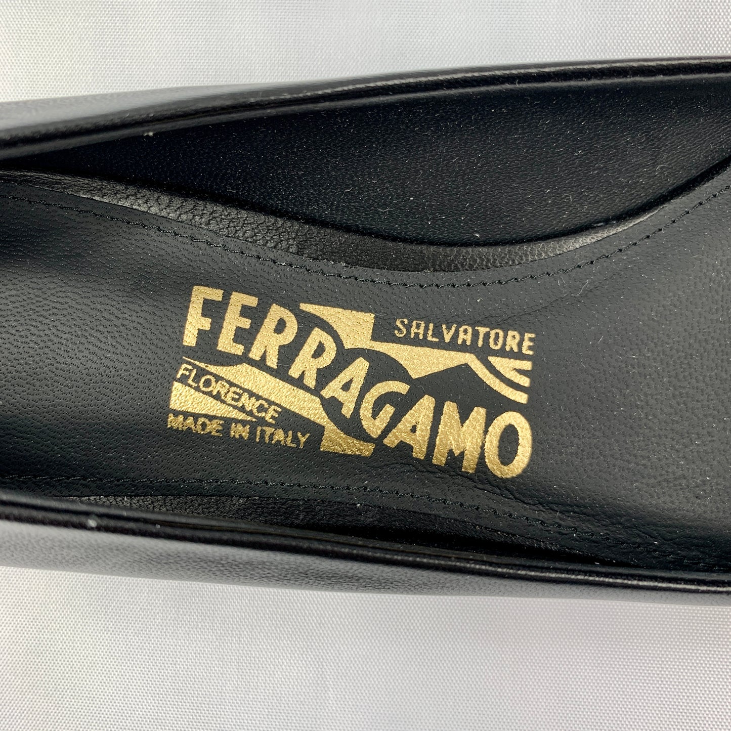 Salvatore Ferragamo Varina CT Flats in Nero