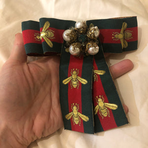 Gucci Pearl Bow Brooch in Green Red Web