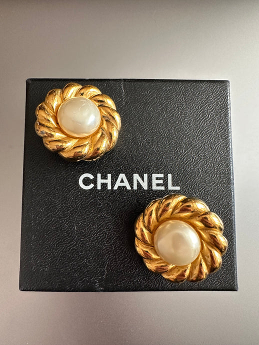 PREOWNED Chanel Vintage Gold-Plated Faux Pearl Clip On Earrings (with Box)