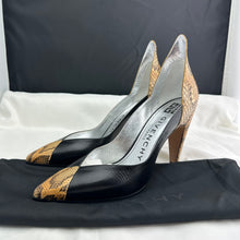 Load image into Gallery viewer, Givenchy Escarpin GV3 95 Pumps in Black
