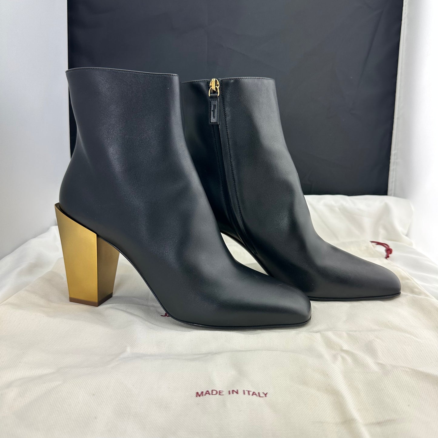 Salvatore Ferragamo Teti Booties in Nero
