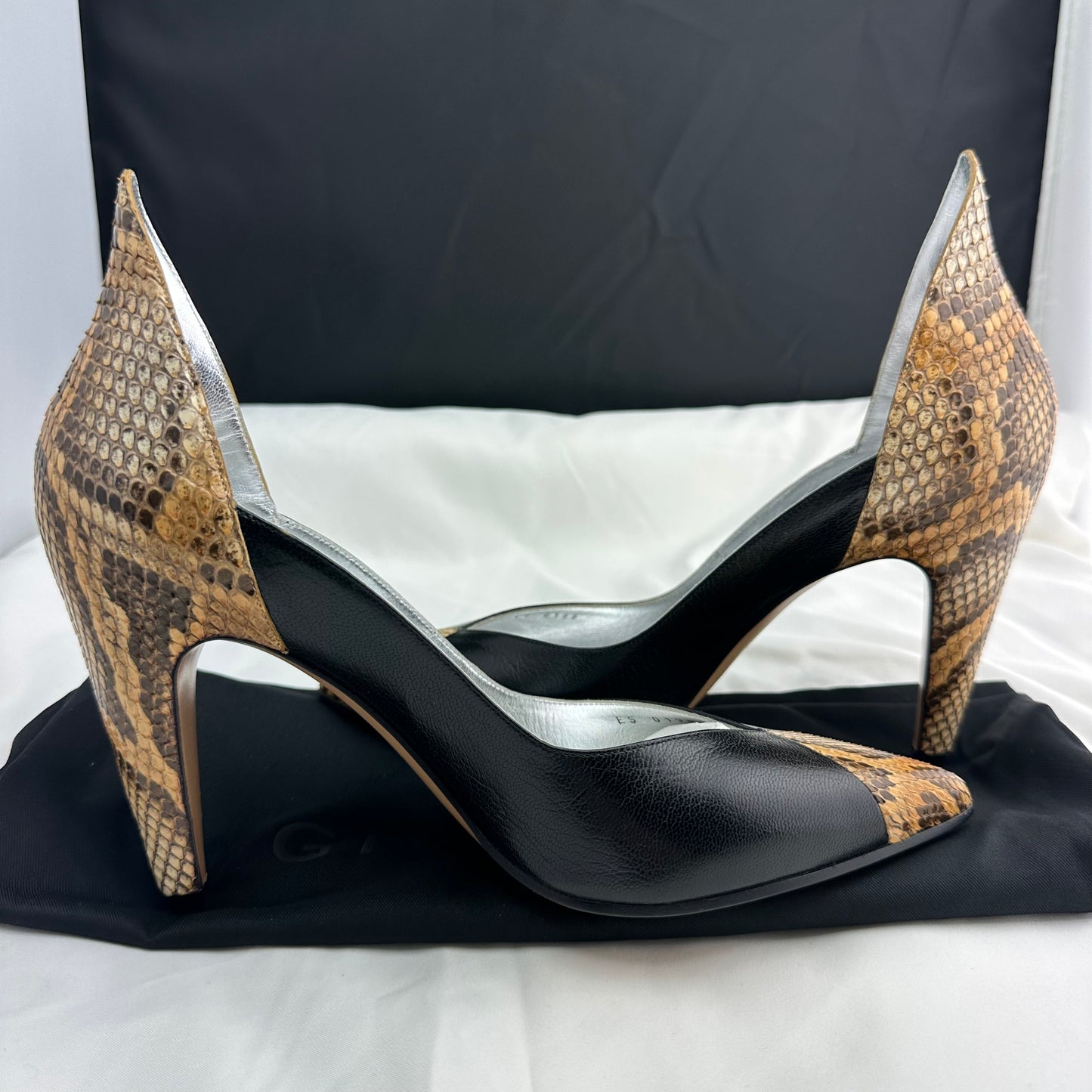 Givenchy Escarpin GV3 95 Pumps in Black