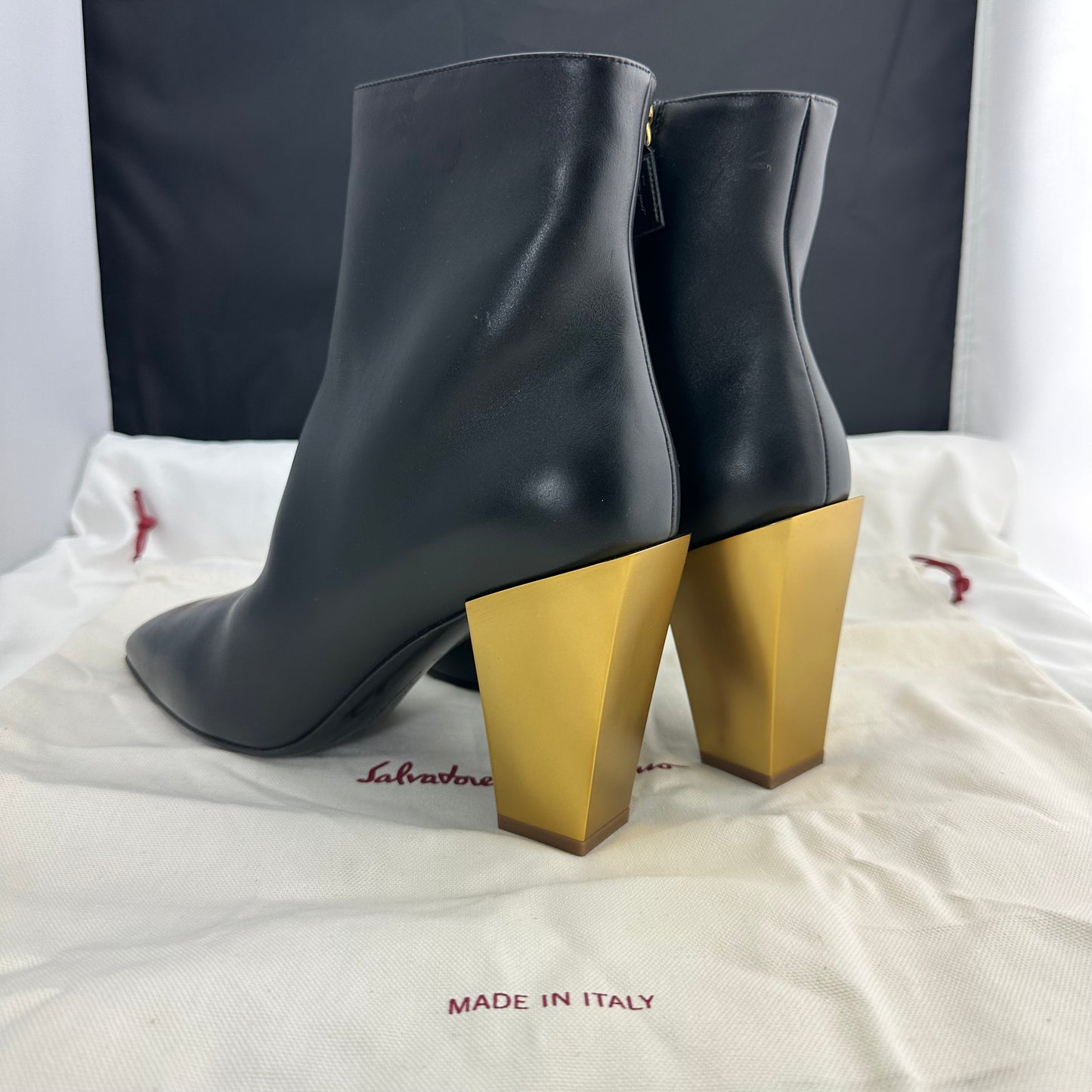 Salvatore Ferragamo Teti Booties in Nero