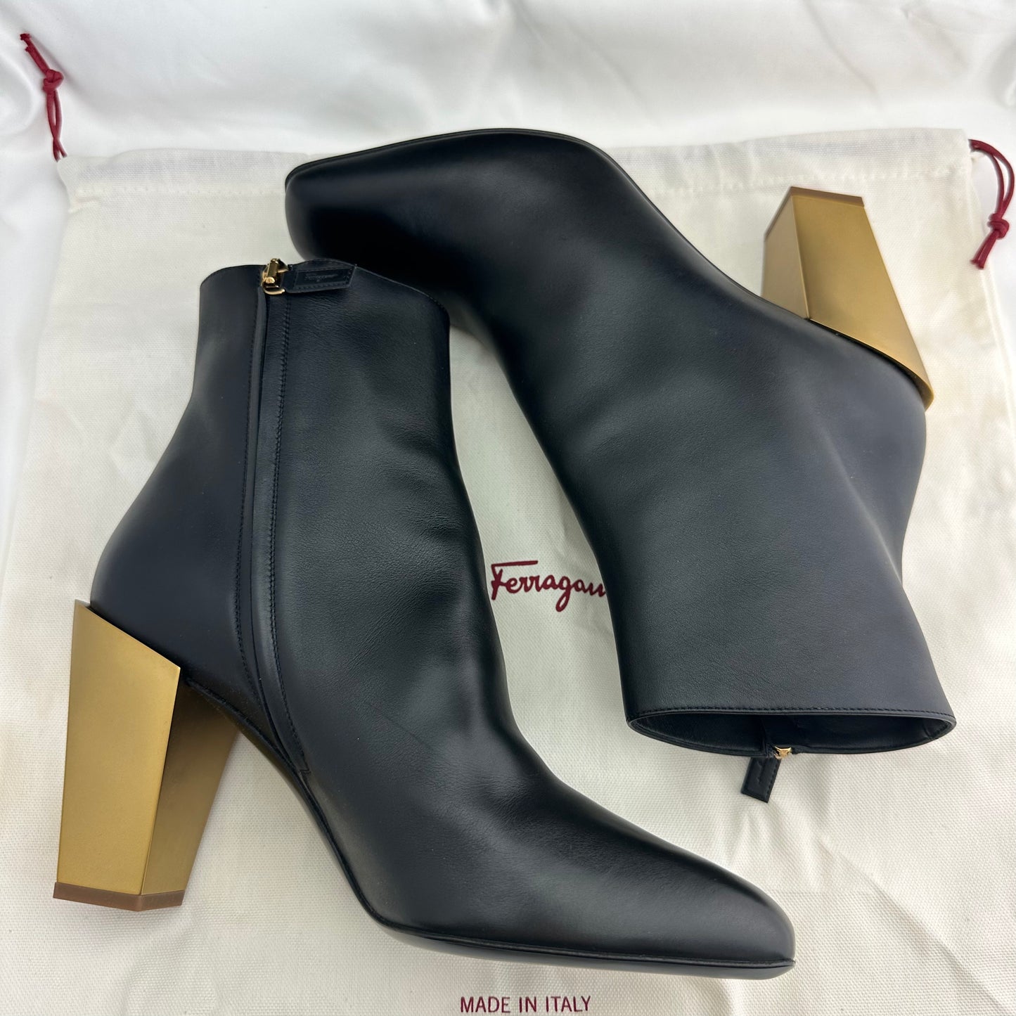 Salvatore Ferragamo Teti Booties in Nero