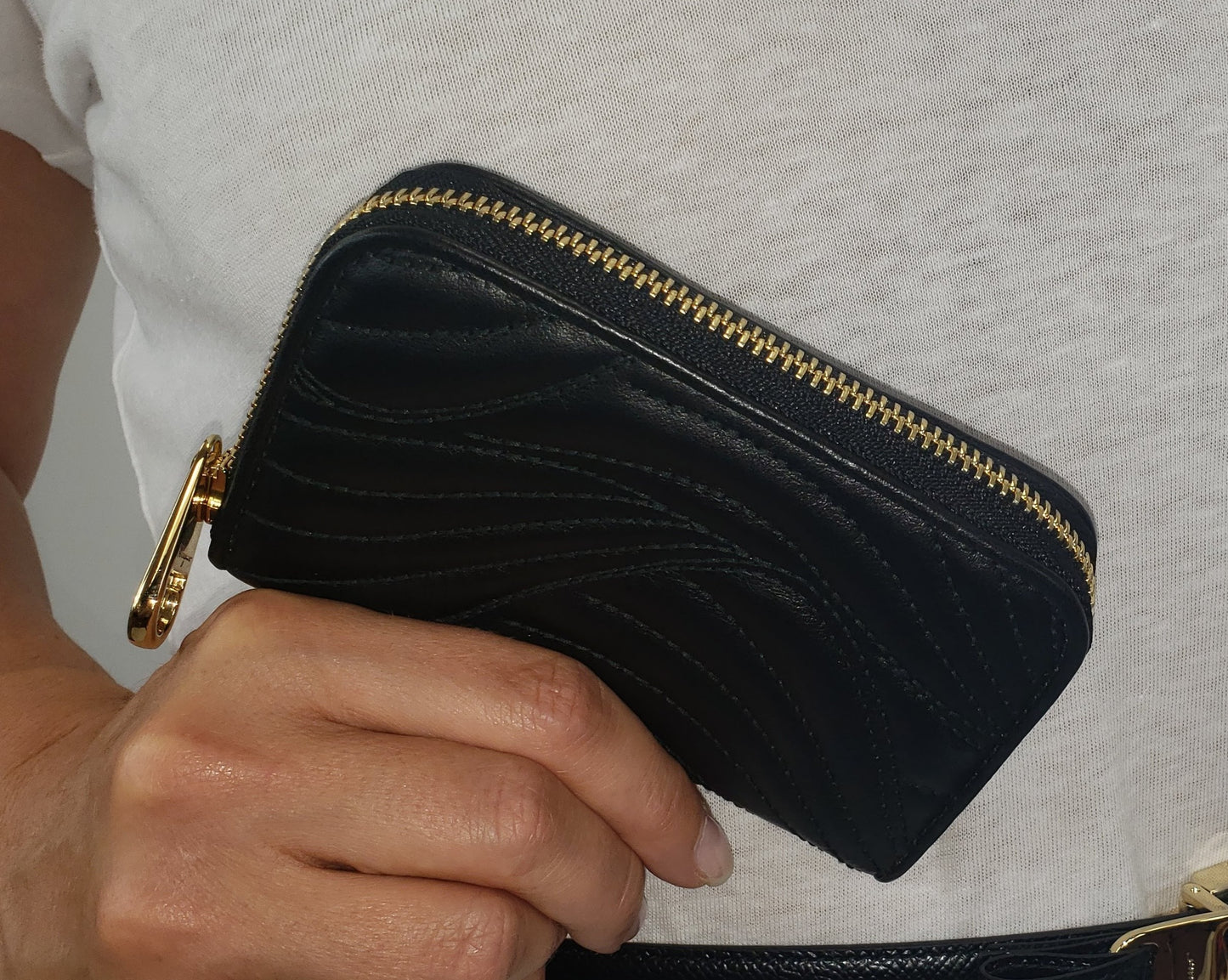 Salvatore Ferragamo Leather Change Purse in Nero