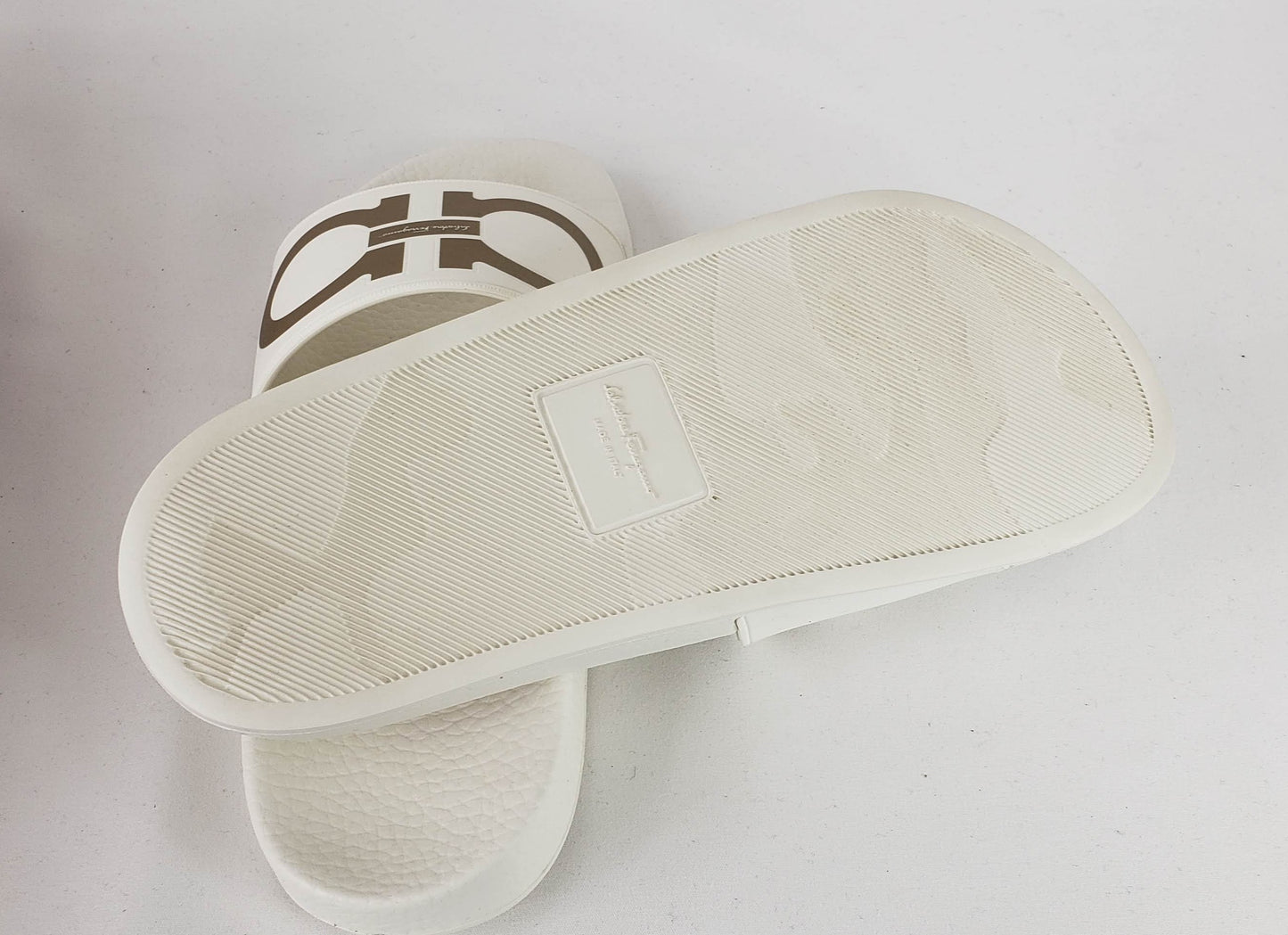 Salvatore Ferragamo Groove Slide in Bianco