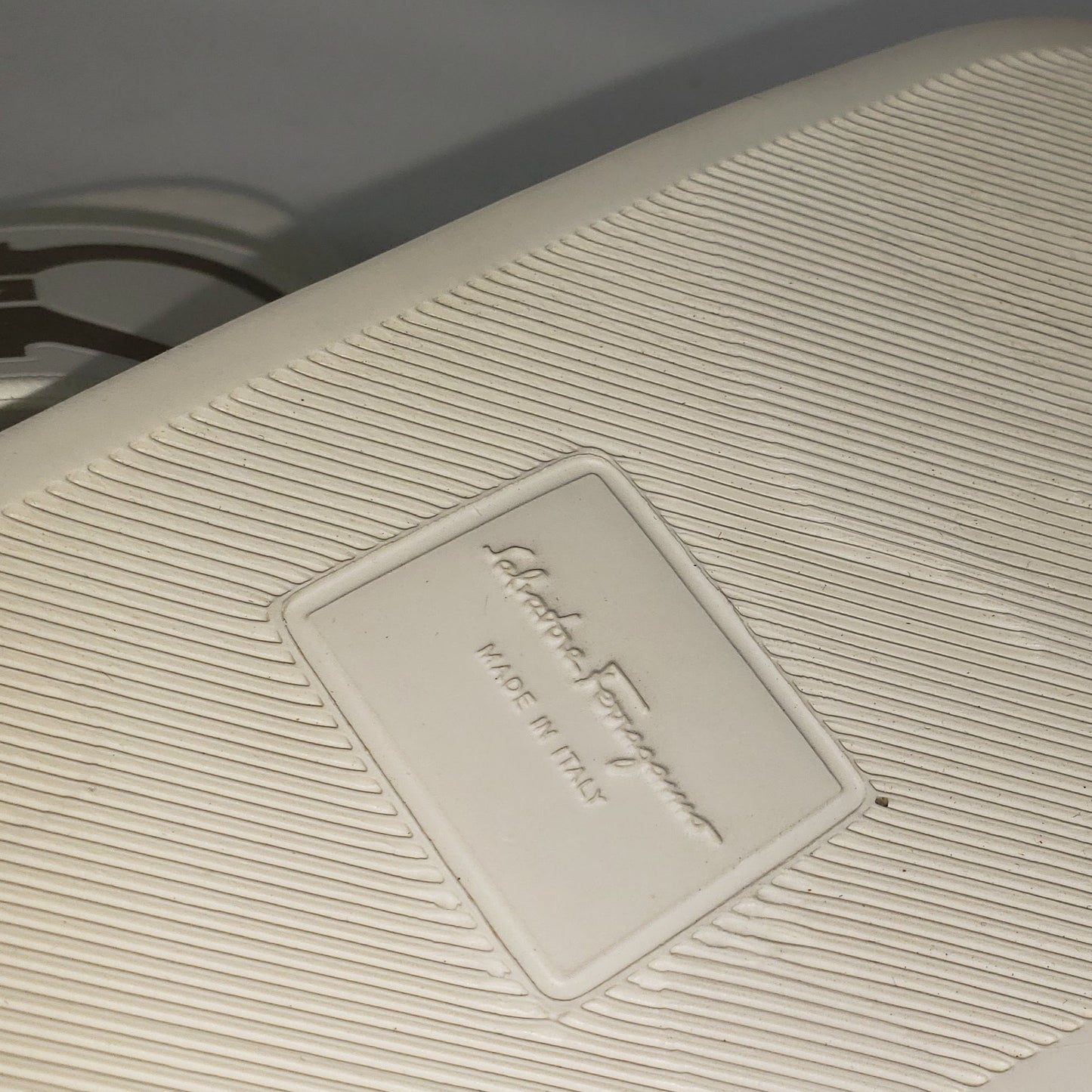 Salvatore Ferragamo Groove Slide in Bianco