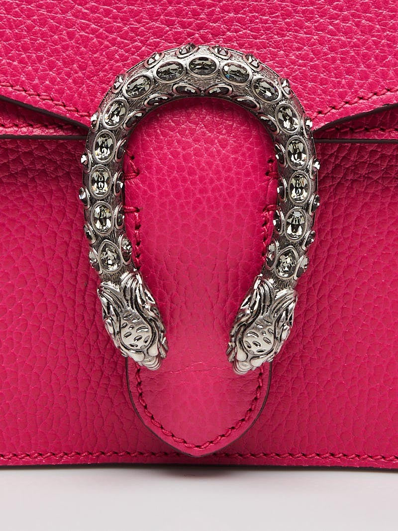 The linen lined interior includes 2 main compartments, a zippered pouch, and 2 slip pockets. An adjustable chain strap allows for an effortless transition between a crossbody, shoulder, and handbag.