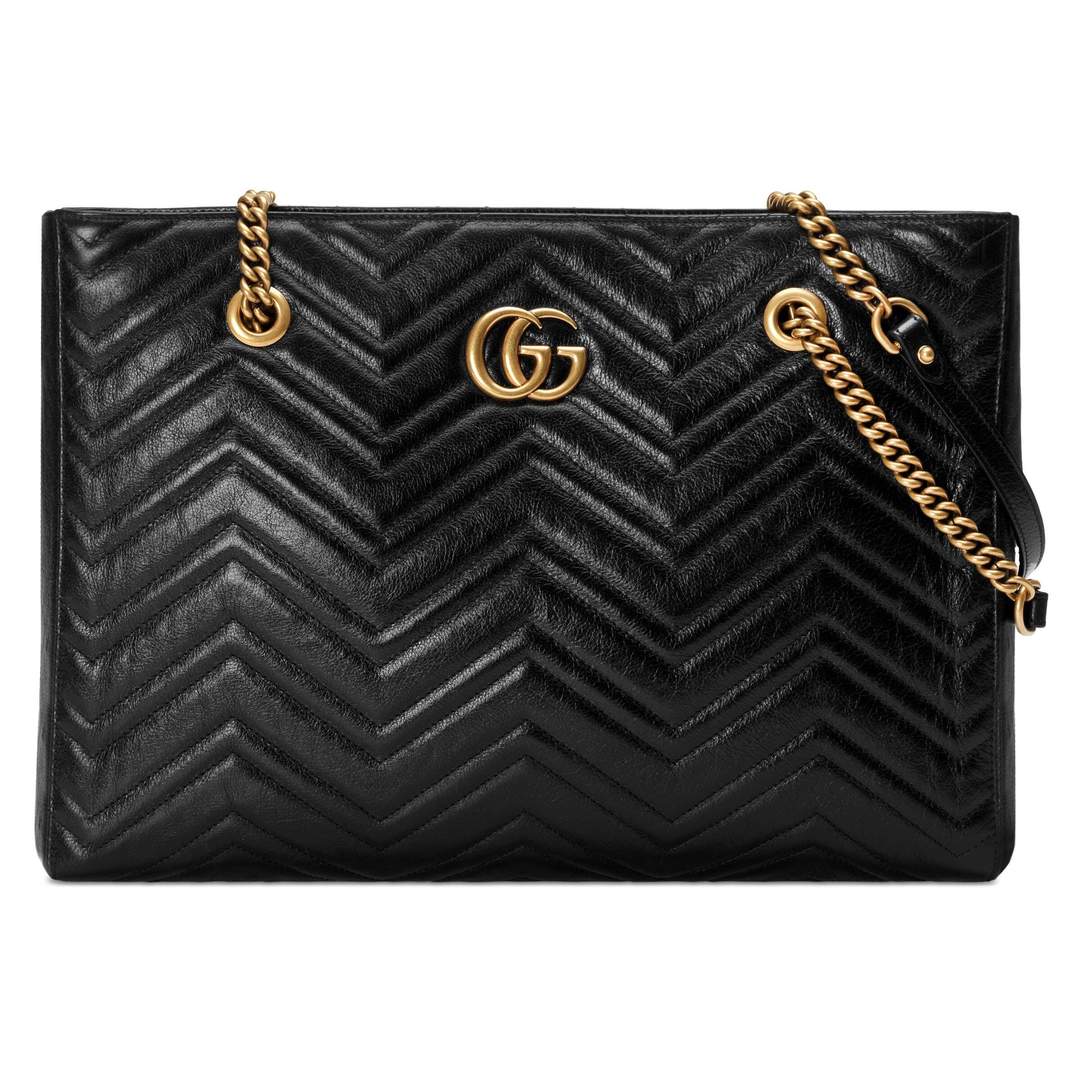 The Gucci GG Marmont Matelassé Leather Shoulder Bag in Black is a gorgeous leather bag with a tote silhouette which is accented by antique gold-tone hardware. Exquisite matelasse stitching accentuates the streamlined silhouette of a trim tote bag branded with antiqued double-G hardware inspired by an archival design.