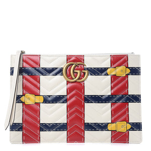 The Gucci Matelasse Trompe L'Oeil Print GG Marmont Pouch in White is crafted of lovely textured calfskin leather in black. This bag features chevron stitching, an aged gold interlocking GG logo and a beige fabric interior. The pattern is designed into woven navy and red stripes with print buckles. The term "trompe l'oeil" is French for a visual illusion in art, especially as used to trick the eye into perceiving a painted detail as a three-dimensional object. 