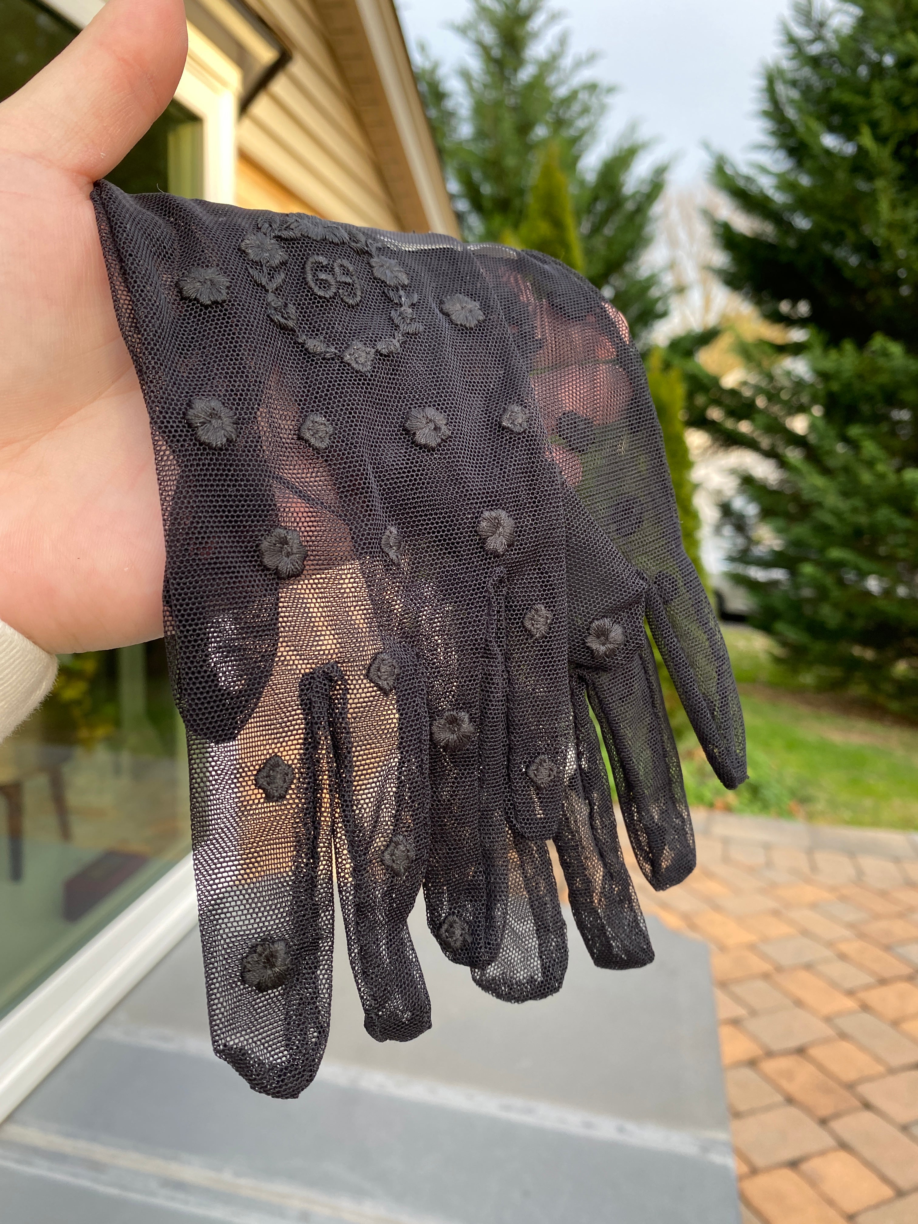 小物 GUCCI Embroidered Lace Tulle Gloves Gucci GG Laurel Embroidered Tulle Gloves in Black – Gavriel.us
