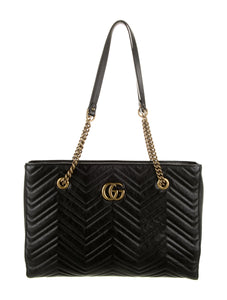 The Gucci GG Marmont Matelassé Leather Shoulder Bag in Black is a gorgeous leather bag with a tote silhouette which is accented by antique gold-tone hardware. Exquisite matelasse stitching accentuates the streamlined silhouette of a trim tote bag branded with antiqued double-G hardware inspired by an archival design.