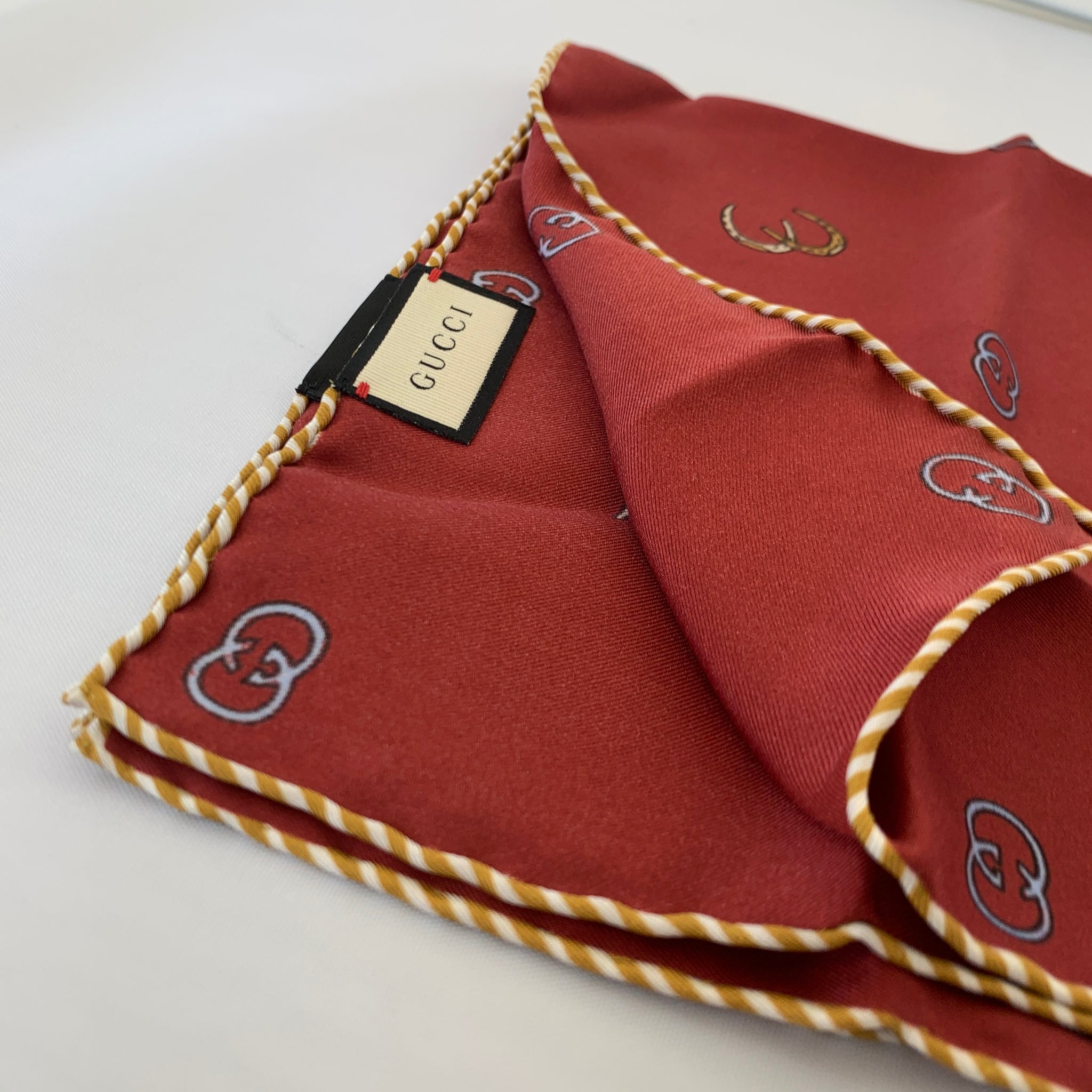 Gucci GG Horseshoe Print Pocket Square in Red –