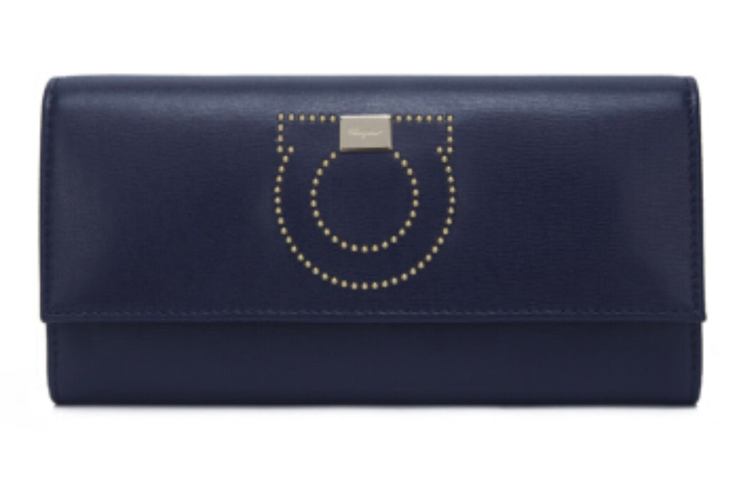 A symbol of Ferragamo’s signature sophistication – this women’s wallet translates the iconic Gancini motif into a maxi gold-tone detail adorning the front. The button closure reveals a neatly organized interior, equipped with six credit card slots, three bill compartments, and a central zipped pocket. Functional and cute, you will want to take this wallet everywhere you go!