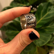 Load image into Gallery viewer, Gucci Double G Sterling Silver Leaf Motif Ring
