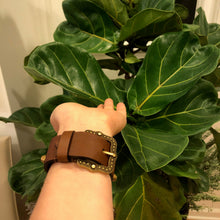 Load image into Gallery viewer, Gucci Feline Head Leather Bracelet in Brown