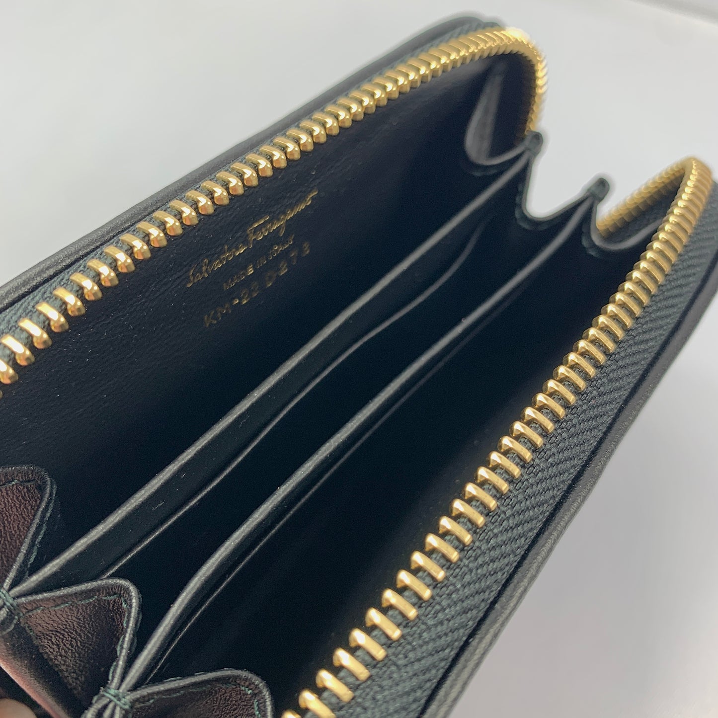 Salvatore Ferragamo Leather Change Purse in Nero