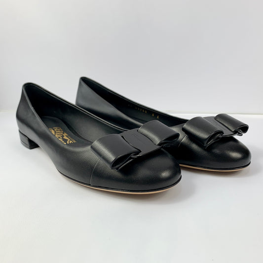 Salvatore Ferragamo Varina CT Flats in Nero