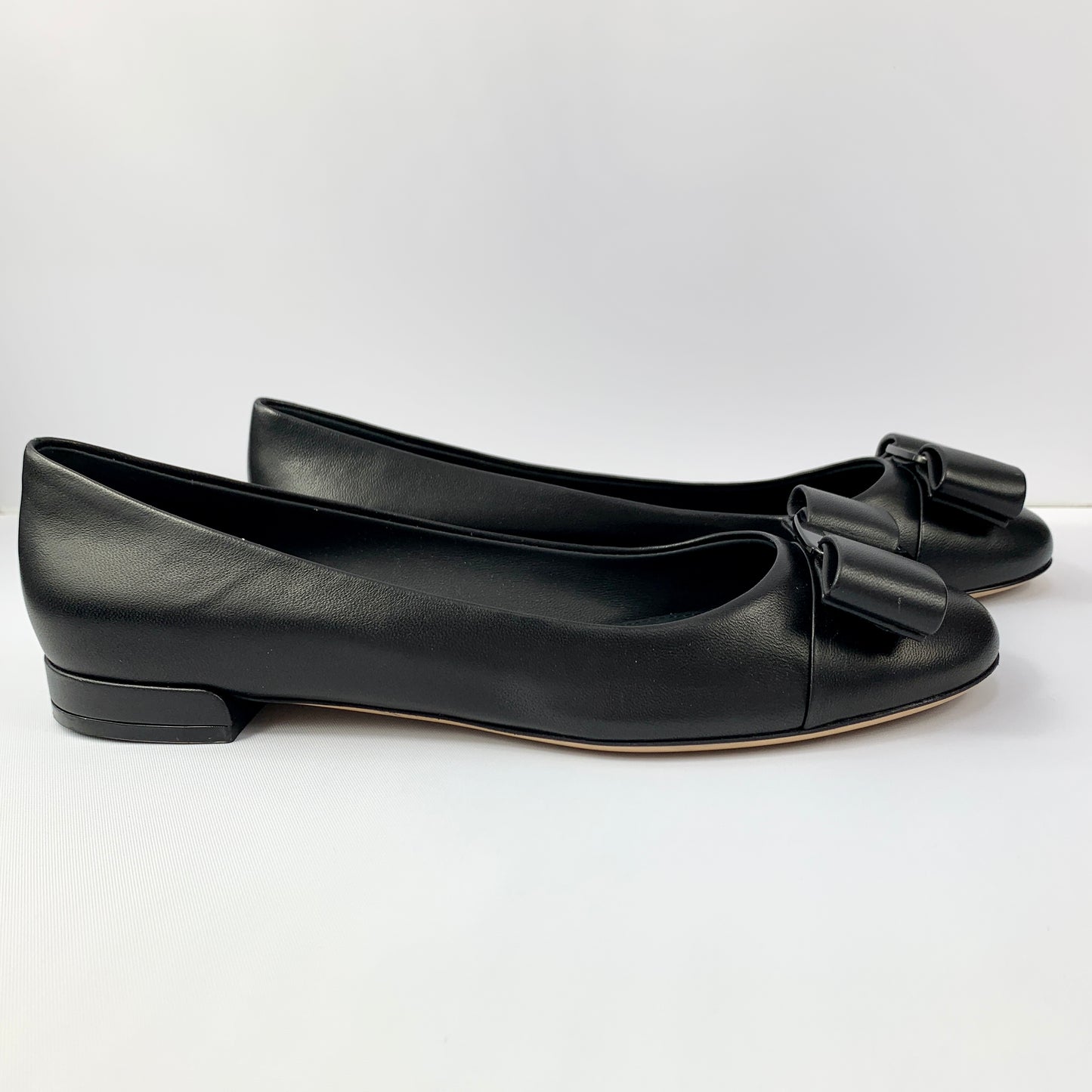 Salvatore Ferragamo Varina CT Flats in Nero