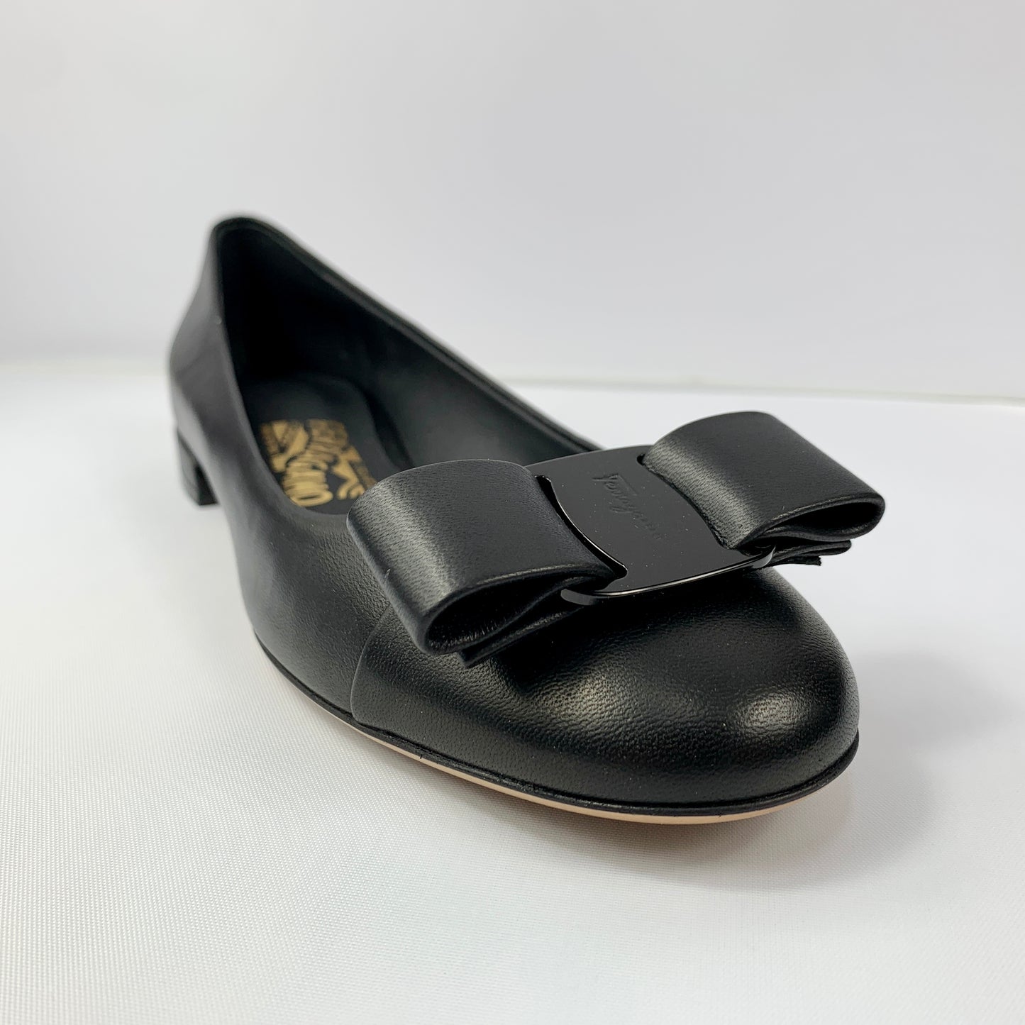 Salvatore Ferragamo Varina CT Flats in Nero