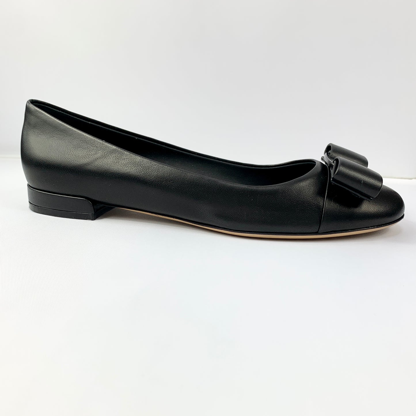 Salvatore Ferragamo Varina CT Flats in Nero