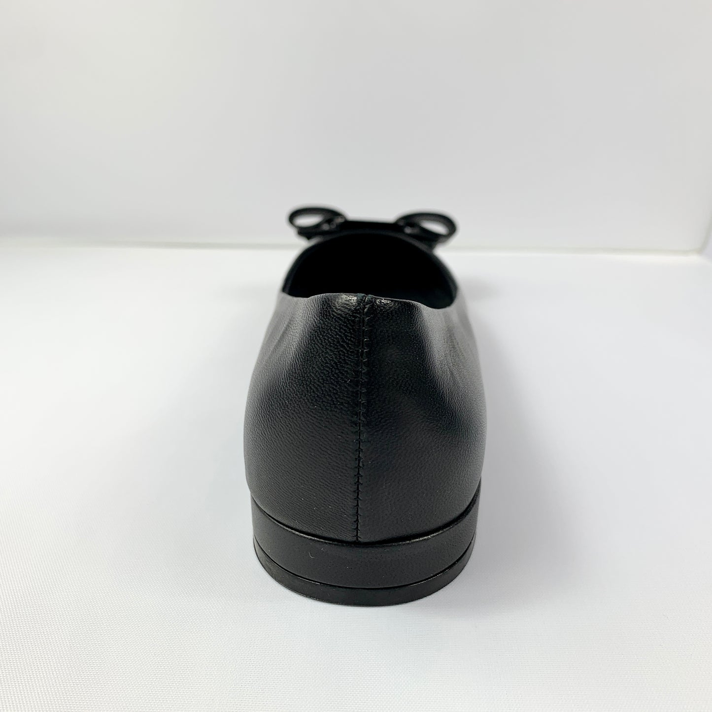 Salvatore Ferragamo Varina CT Flats in Nero