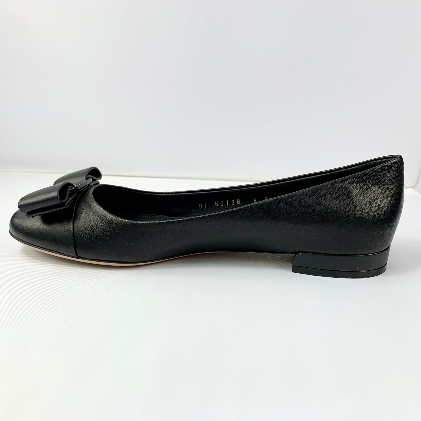 Salvatore Ferragamo Varina CT Flats in Nero