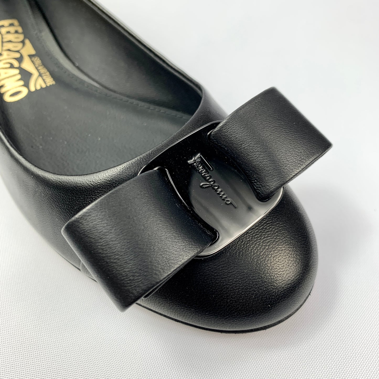 Salvatore Ferragamo Varina CT Flats in Nero