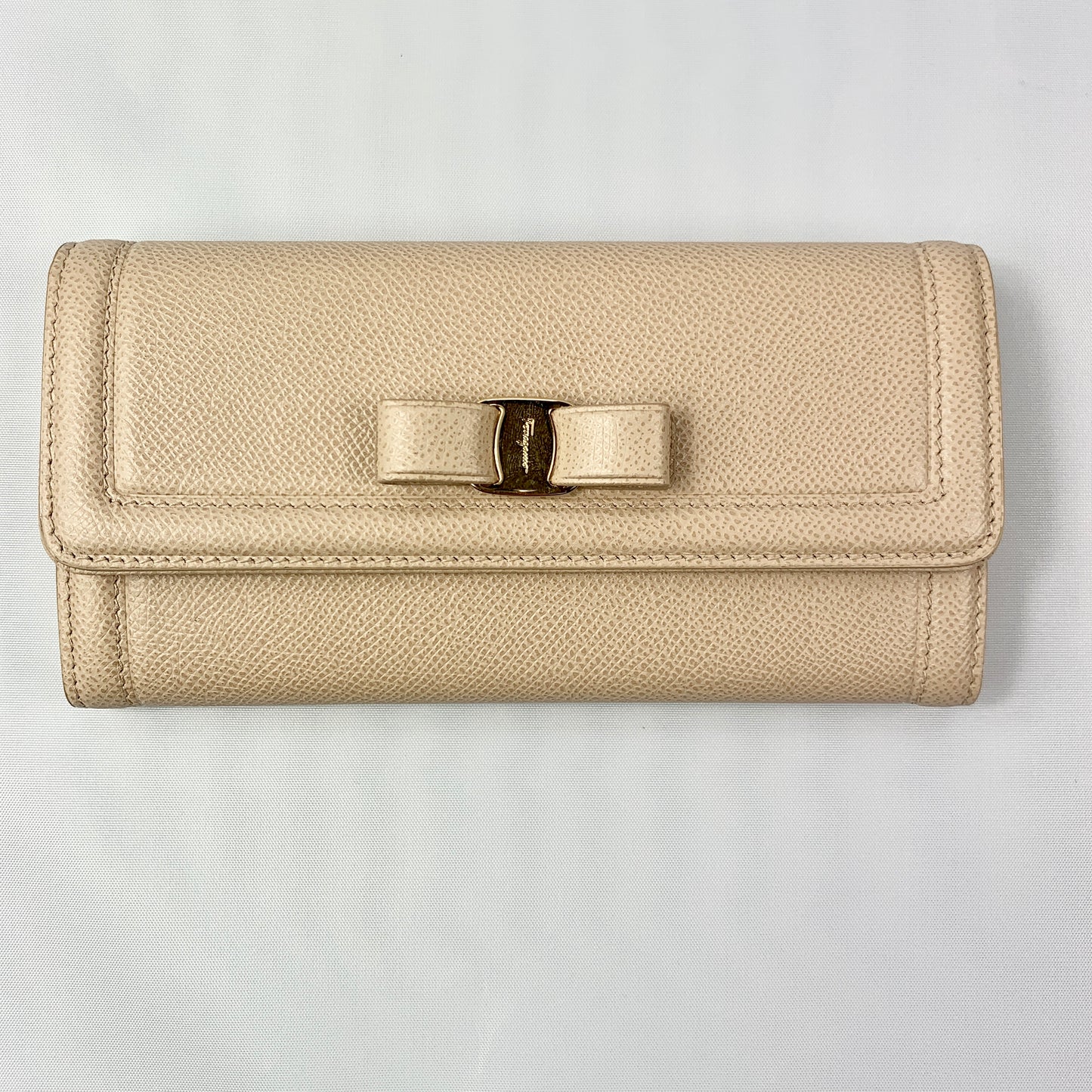 Salvatore Ferragamo Vara Bow Long Wallet in Macadamia Beige
