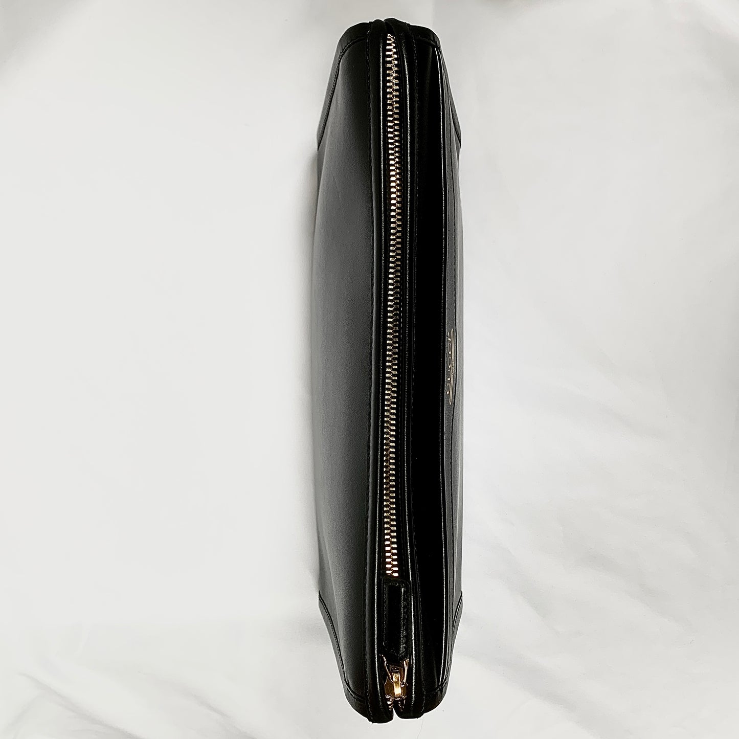 Gucci Metallic Print Logo Smooth Leather Clutch in Black