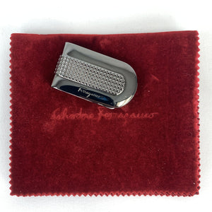 A simple product for the simple man. This money clip keeps all your bills safe and secure in this classic money clip. This piece is great for those who carry cash and want to have a subtle flash of luxury. The Ferragamo name is engraved in the side for a recognizable sign that you favor high fashion and sophistication! Ridged metal detailing adds a touch of texture and makes an easy grip so it's always within reach.