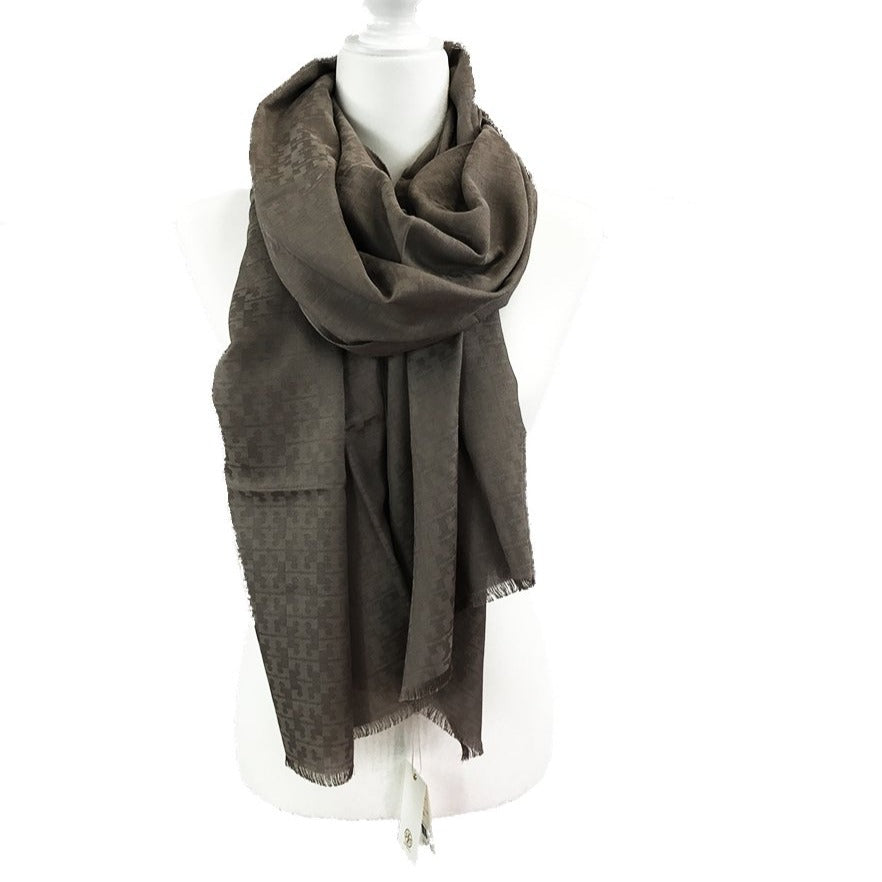Patterned with Tory Burch's iconic double ‘T’, the Mosaic Logo Jacquard Scarf has a far-flung feel. It’s woven in India from a cotton-silk blend and framed in soft eyelash fringe. The tiled design lends a subtly graphic touch, while the generous size makes it an ultra-versatile accent. 50% Silk  50% Cotton  