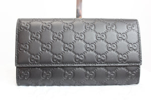 This iconic wallet is made in a black leather with the signature interlocking double G pattern. A Gucci classic, this snap wallet is the perfect size to hold as a clutch or stick in your favorite handbag. With 2 interior compartment, 2 bill slots, 12 card holders, and a zipped pouch, you can fit everything you need in a luxurious little wallet! You'll fall in love as soon as this gorgeous piece is in your sight!