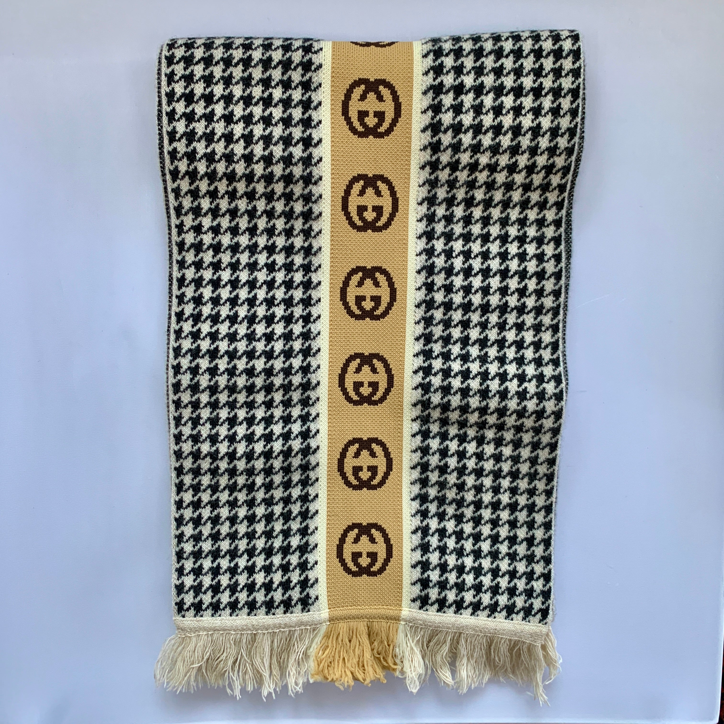 Gucci Interlocking GG Houndstooth Wool Scarf in Black  display picture 2