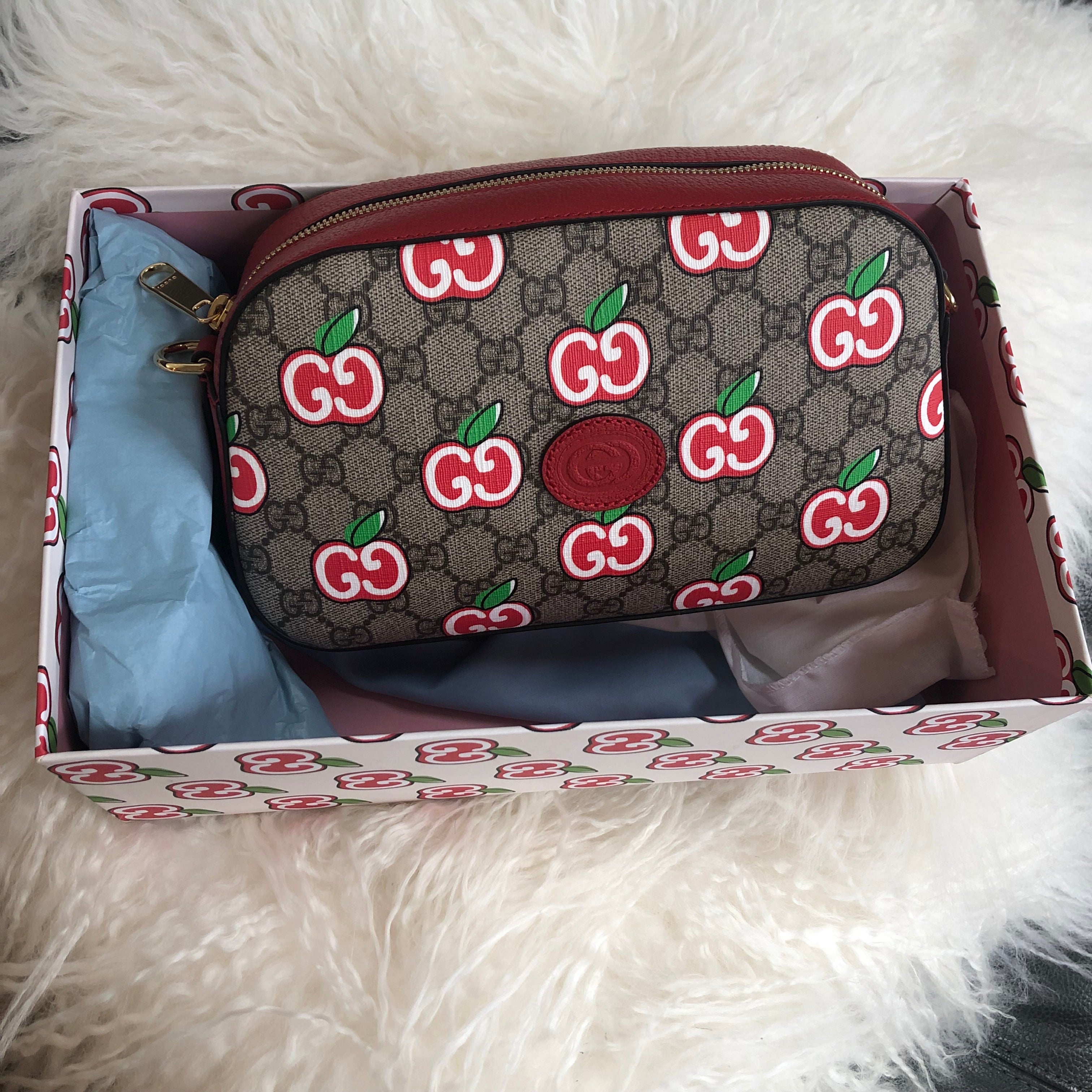 applecrossbodybaginbox_3024x.