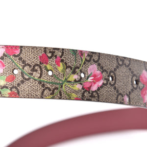Gucci GG Supreme Monogram Blooms Print Belt in Pink