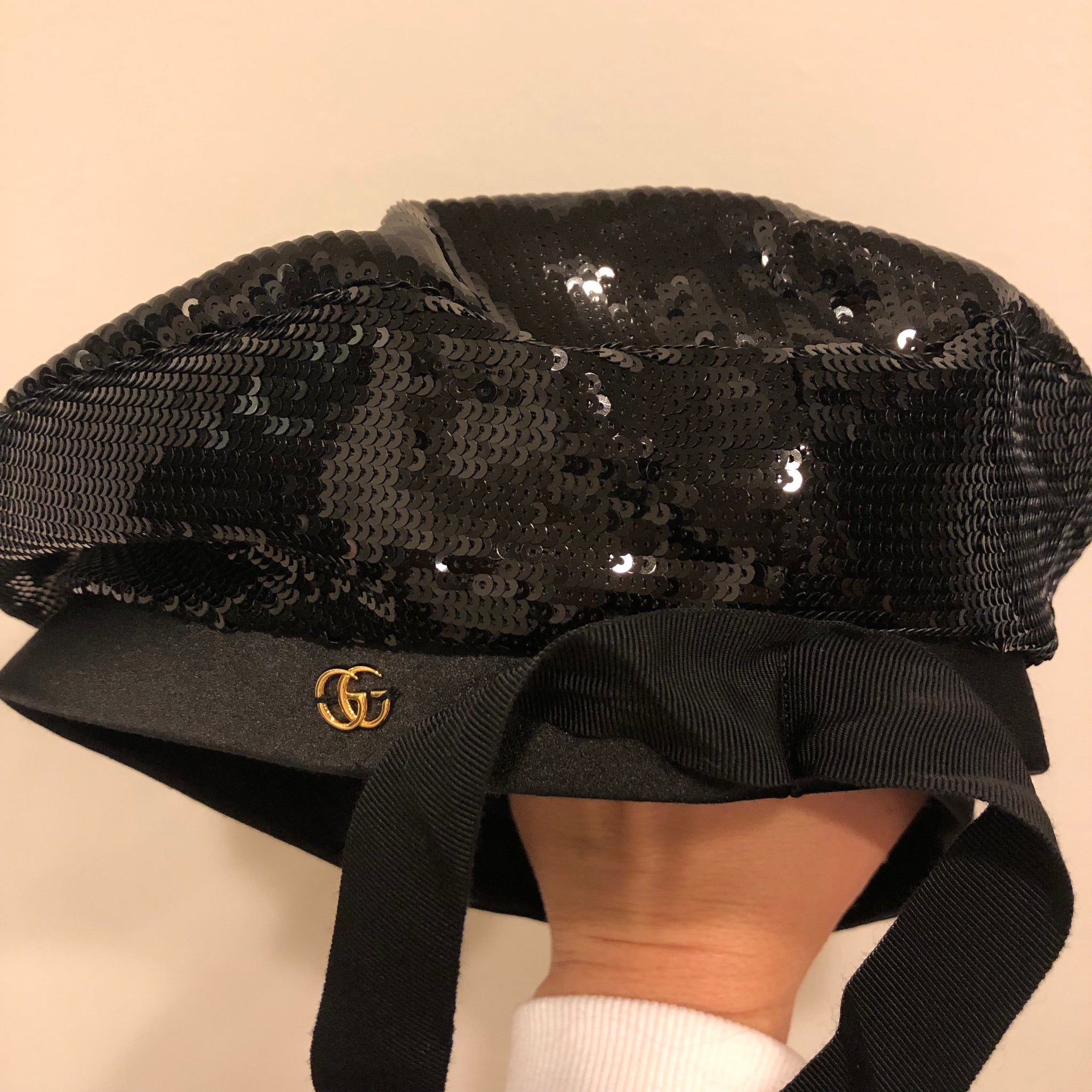 Gucci GG Sequin Beret with Bow in Black –