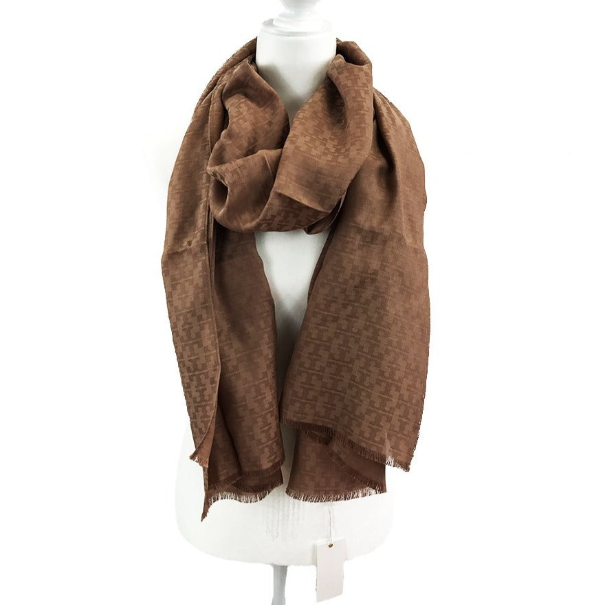 Patterned with Tory Burch's iconic double ‘T’, the Mosaic Logo Jacquard Scarf has a far-flung feel. It’s woven in France from a 50/ 50 cotton-silk blend and framed in soft eyelash fringe. The tiled design lends a subtly graphic touch, while the generous size makes it an ultra-versatile accent.