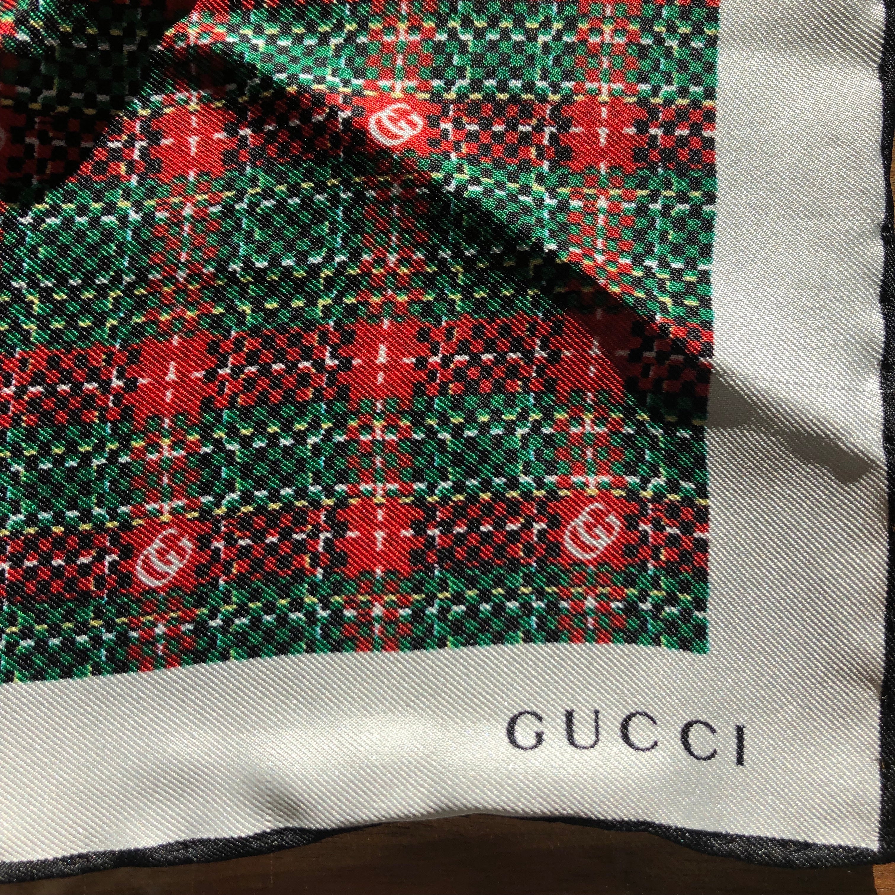 Gucci GG Horseshoe Print Pocket Square in Red –