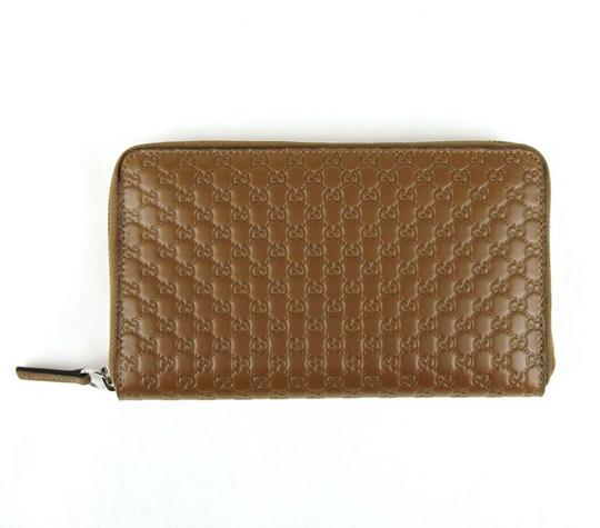 This Gucci Microguccissima Zip-Around wallet is a beautiful piece to add to your luxury goods collection. Features 15 credit card slots, internal flap, a pouch pocket, 2 open bill sections and a zippered money/coin slot. Perfect for organizing all your items in style.