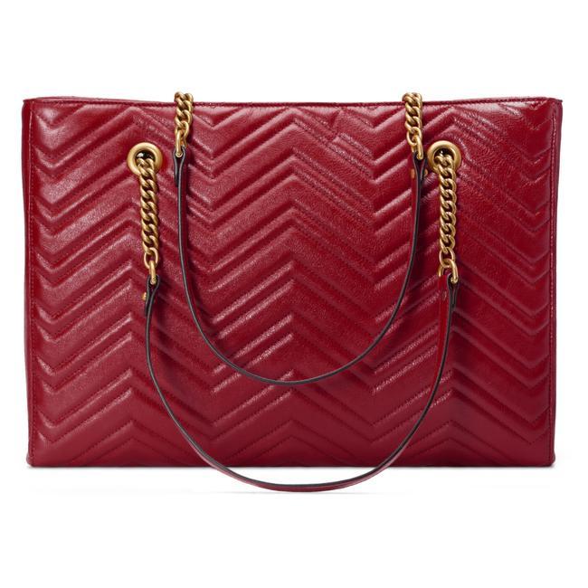 The Gucci GG Marmont Matelassé Leather Shoulder Bag in Red is a gorgeous leather bag with a tote silhouette which is accented by antique gold-tone hardware. Exquisite matelasse stitching accentuates the streamlined silhouette of a trim tote bag branded with antiqued double-G hardware inspired by an archival design.