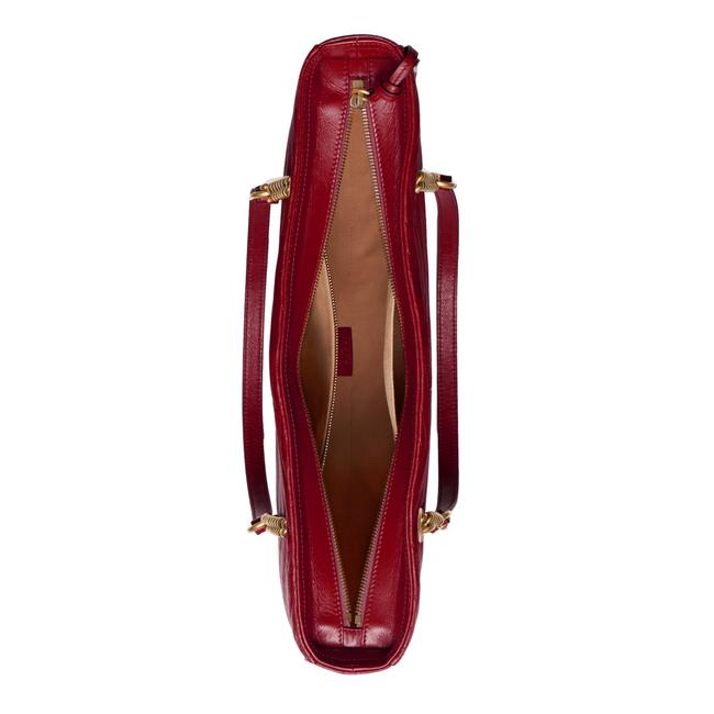The Gucci GG Marmont Matelassé Leather Shoulder Bag in Red is a gorgeous leather bag with a tote silhouette which is accented by antique gold-tone hardware. Exquisite matelasse stitching accentuates the streamlined silhouette of a trim tote bag branded with antiqued double-G hardware inspired by an archival design.