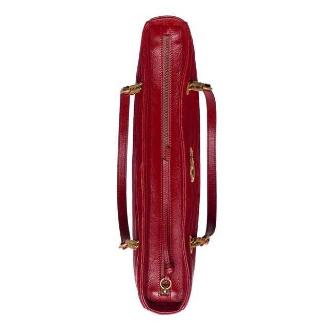 The Gucci GG Marmont Matelassé Leather Shoulder Bag in Red is a gorgeous leather bag with a tote silhouette which is accented by antique gold-tone hardware. Exquisite matelasse stitching accentuates the streamlined silhouette of a trim tote bag branded with antiqued double-G hardware inspired by an archival design.