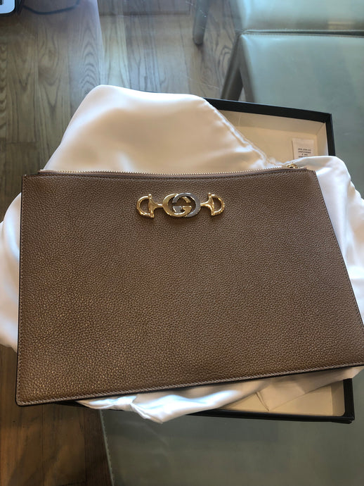 Gucci Zumi Horse Bit Clutch in Beige