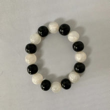 Load image into Gallery viewer, Gavriel Resin Beaded Bracelet in Black and White